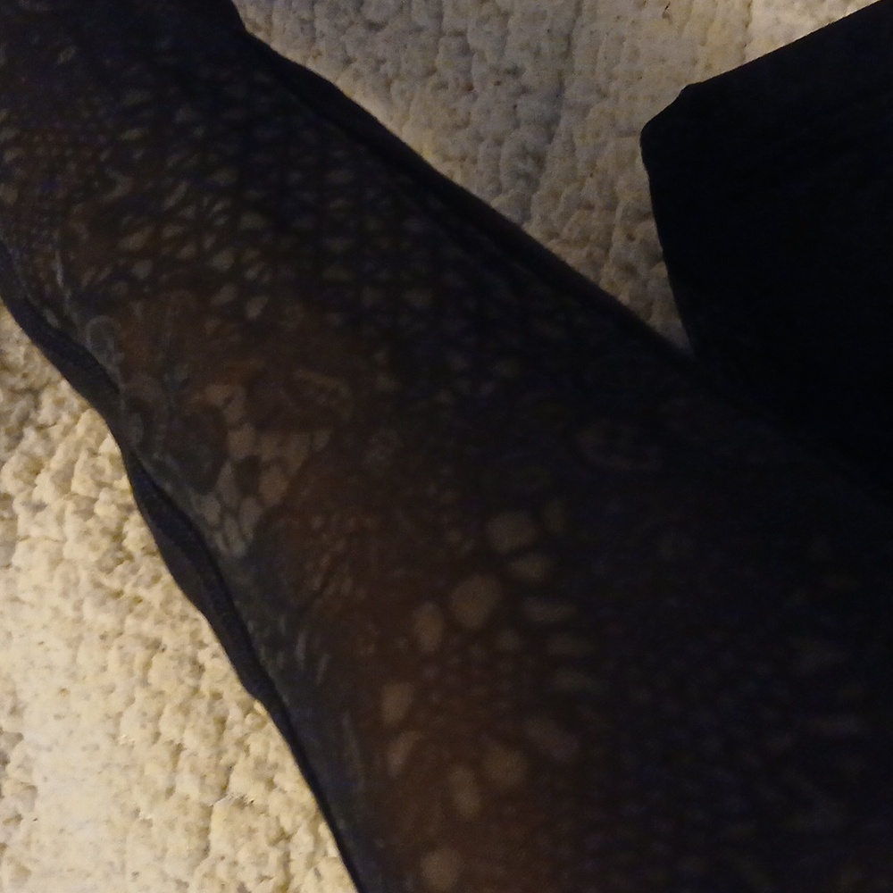 Lululemon Black Patterned Semi-sheer Leggings 6 - Picture 7 of 7